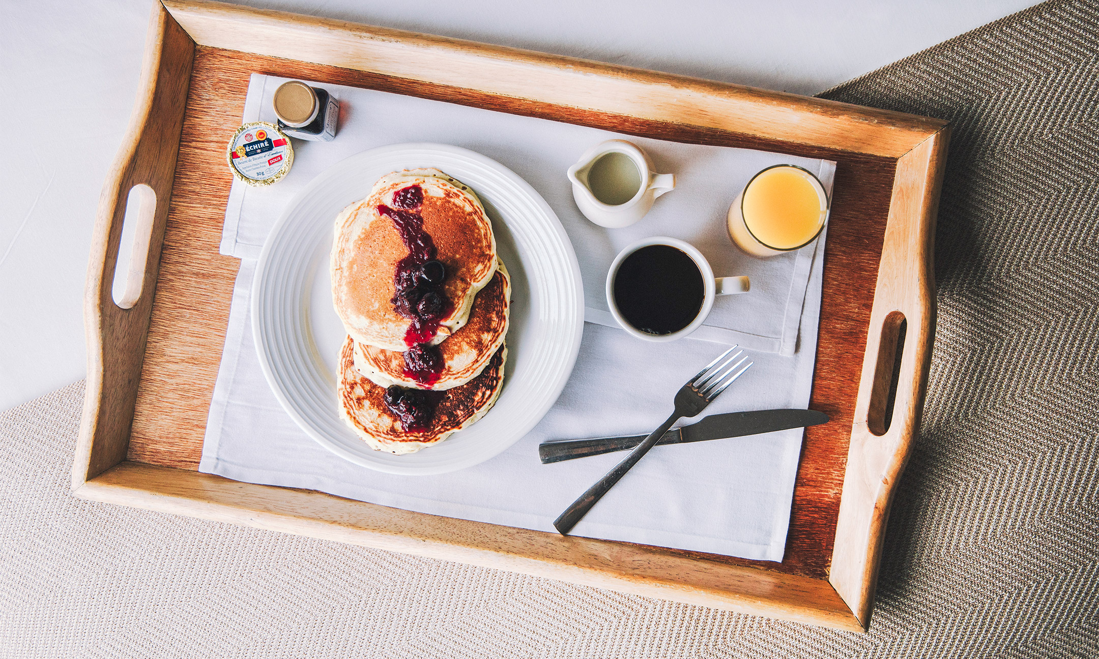 breakfast in bed, pancakes with syrup 