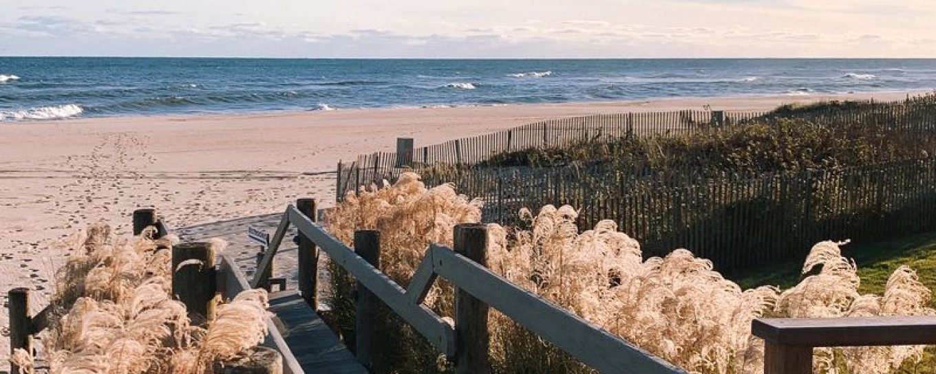 Walkway to the beach 